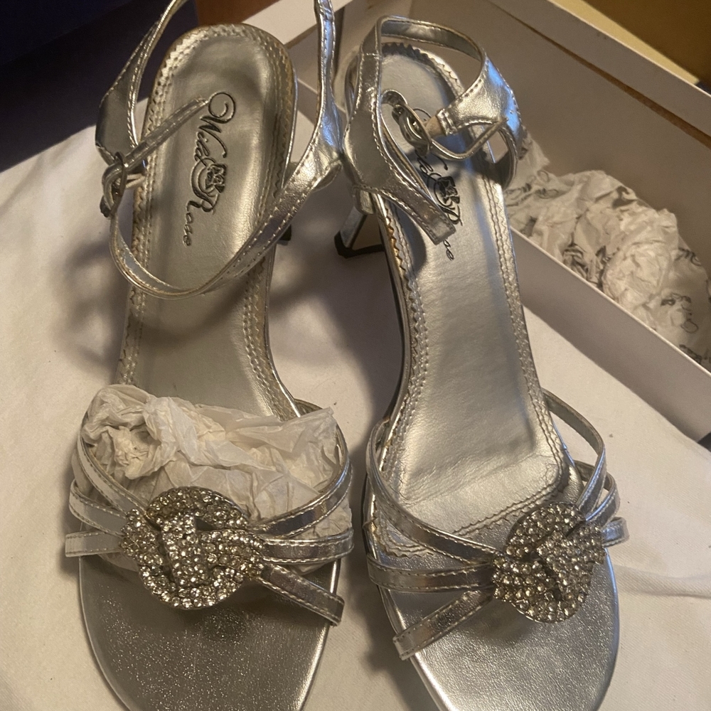 Multiple silver heels 7.5